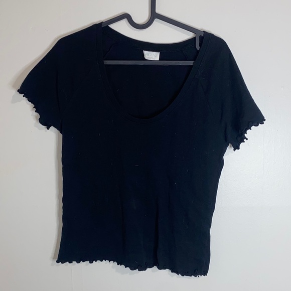 🦋Adorable Black ruffled t-shirt! - Picture 2 of 8